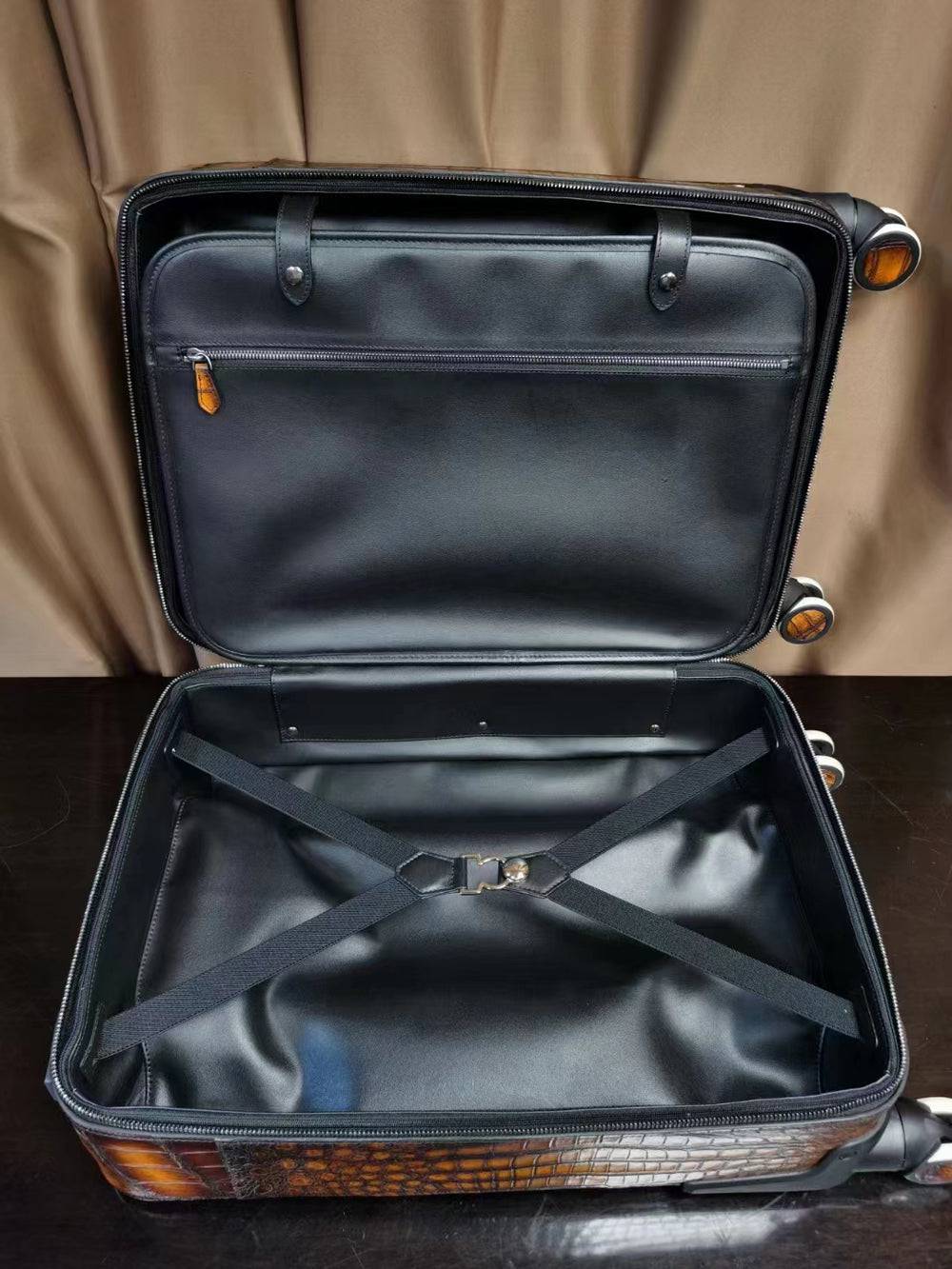 retro in pelle effetto coccodrillo marrone, valigia trolley da viaggio/weekend con ruote universali da 20 pollici e pittura a mano